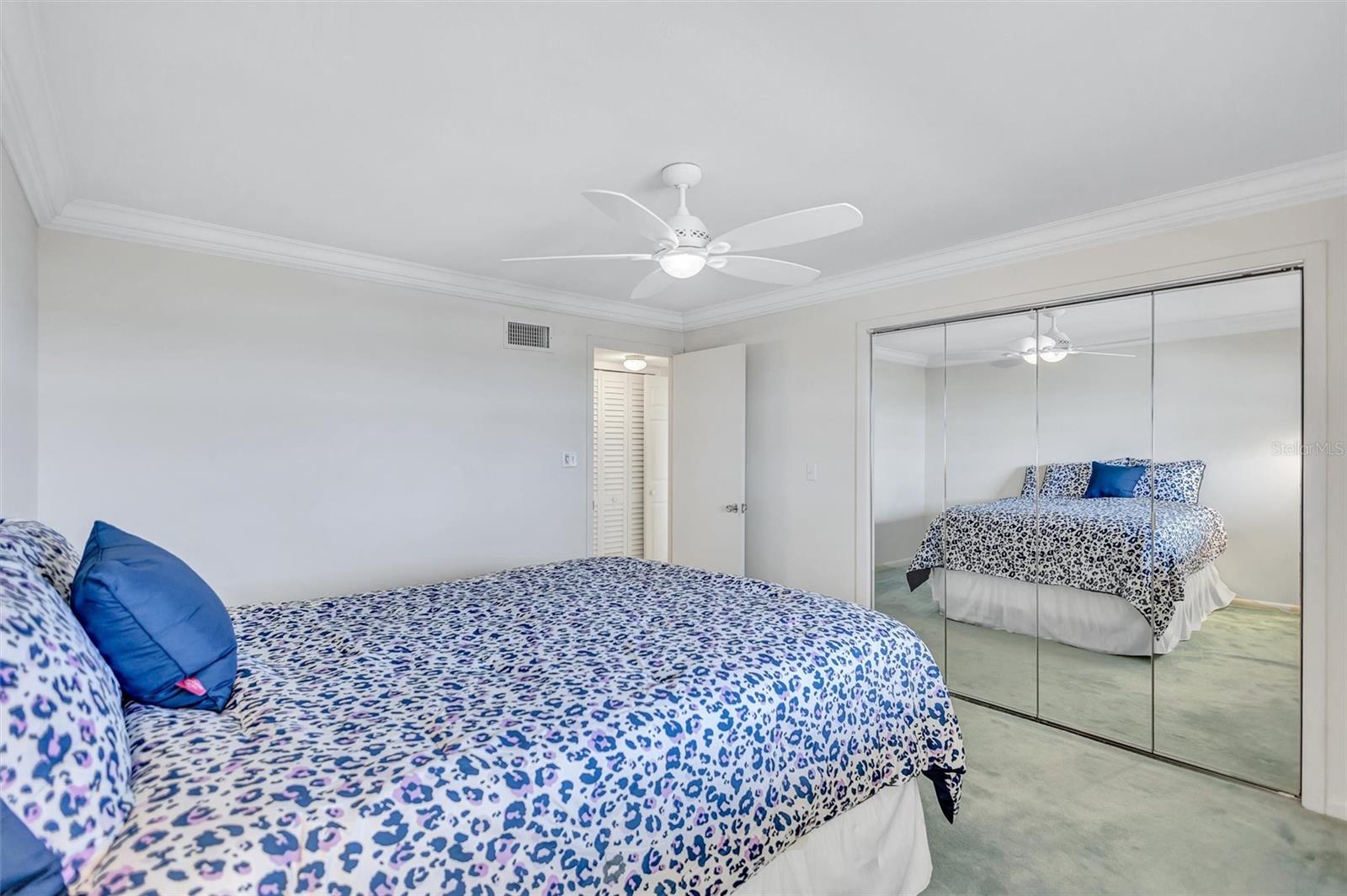 Image 35 of 78 For 6140 Midnight Pass Road 904