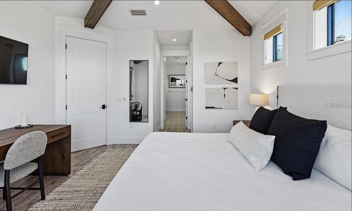 Image 22 of 81 For 203 Bay Drive N