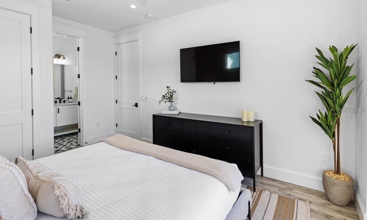 Image 40 of 81 For 203 Bay Drive N