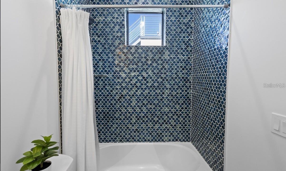 Image 42 of 81 For 203 Bay Drive N