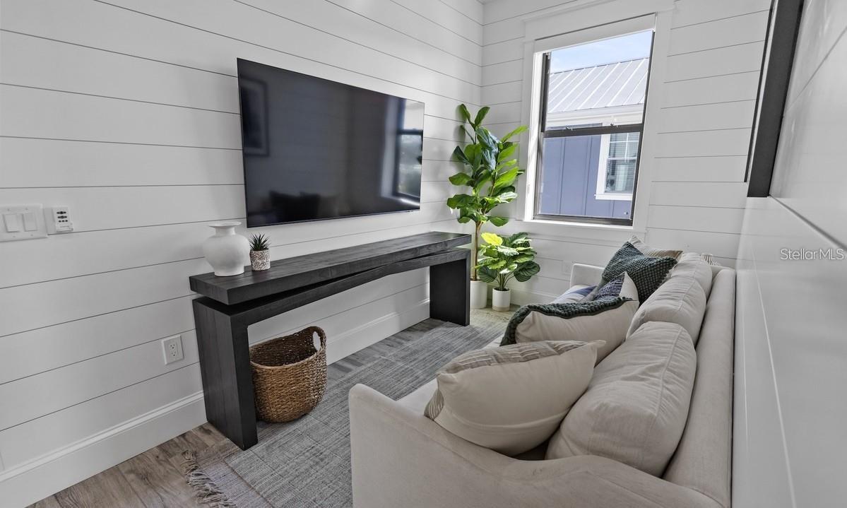 Image 46 of 81 For 203 Bay Drive N