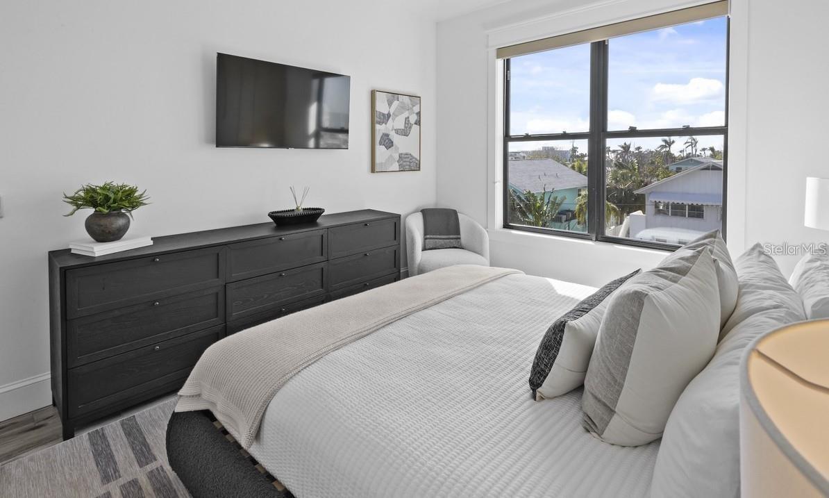 Image 49 of 81 For 203 Bay Drive N