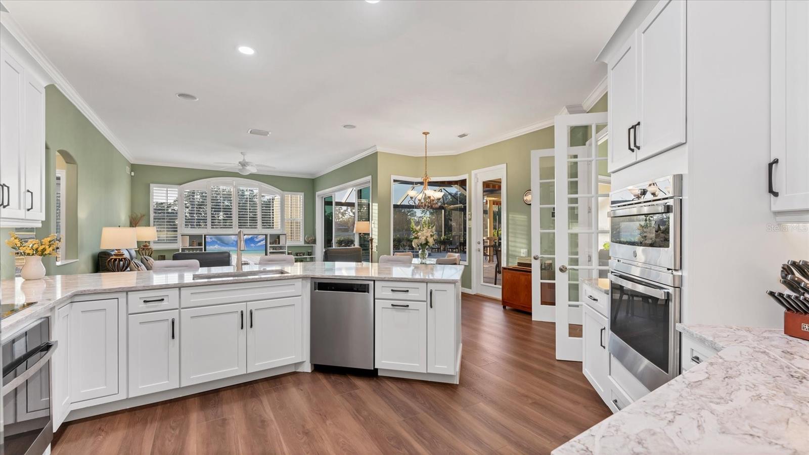 Listing photo id 12 for 7106 Pine Valley Street