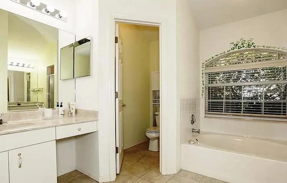 Image 5 of 10 For 6141 36th Lane E