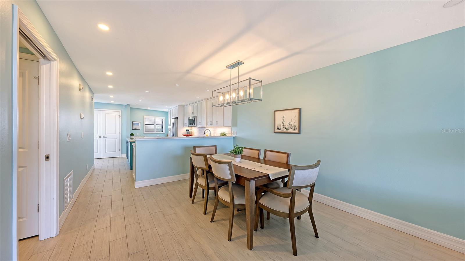 Image 11 of 76 For 5770 Midnight Pass Road 404