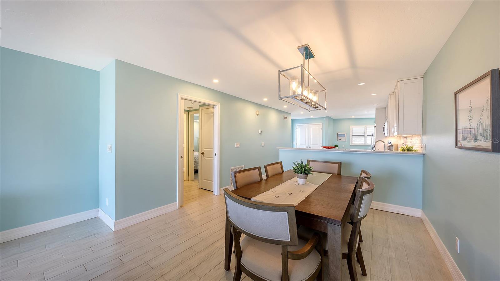 Image 12 of 76 For 5770 Midnight Pass Road 404