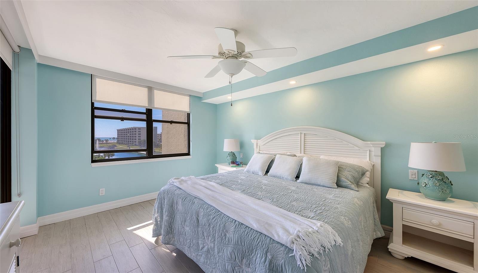 Image 13 of 76 For 5770 Midnight Pass Road 404