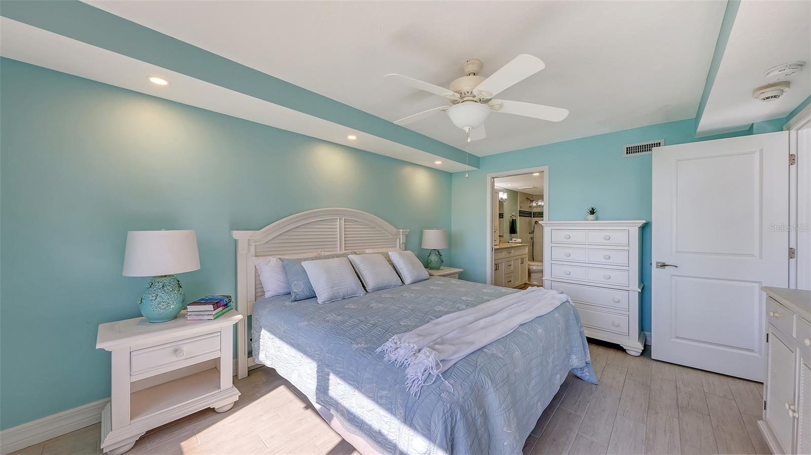 Image 14 of 76 For 5770 Midnight Pass Road 404