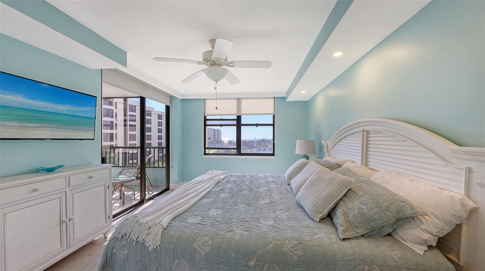 Image 15 of 76 For 5770 Midnight Pass Road 404