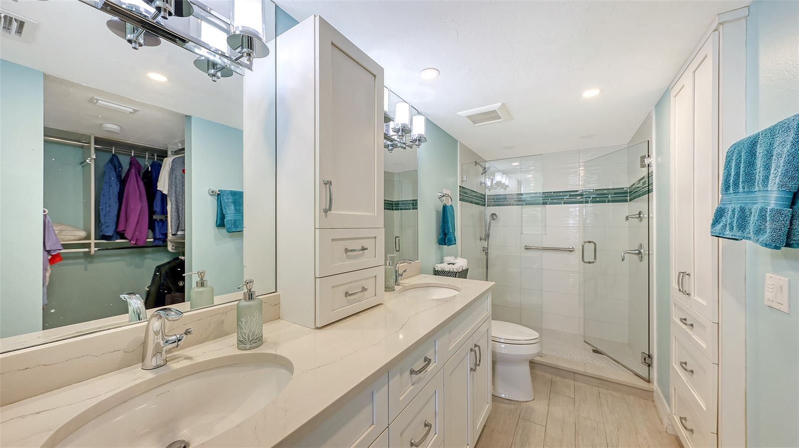 Image 16 of 76 For 5770 Midnight Pass Road 404