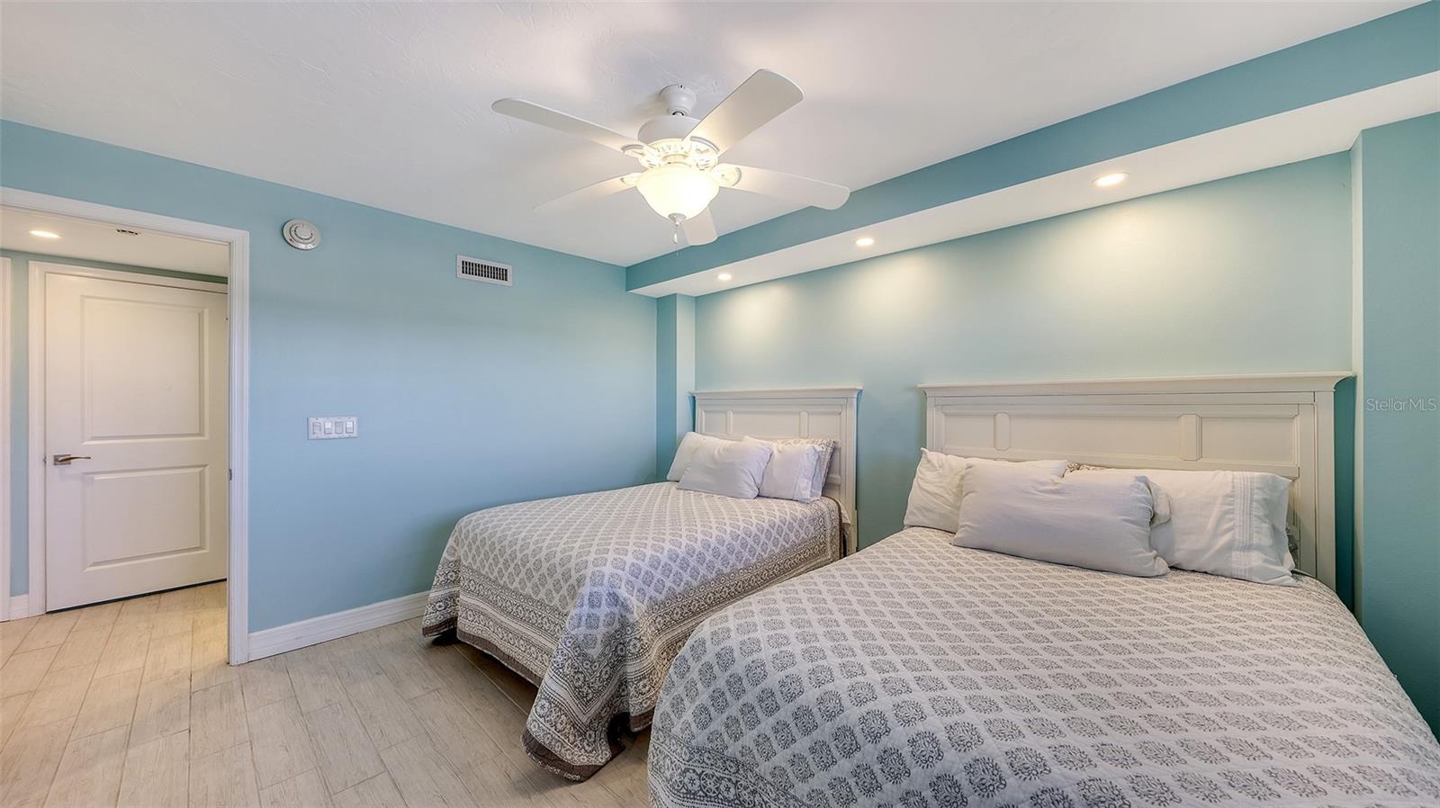 Image 18 of 76 For 5770 Midnight Pass Road 404