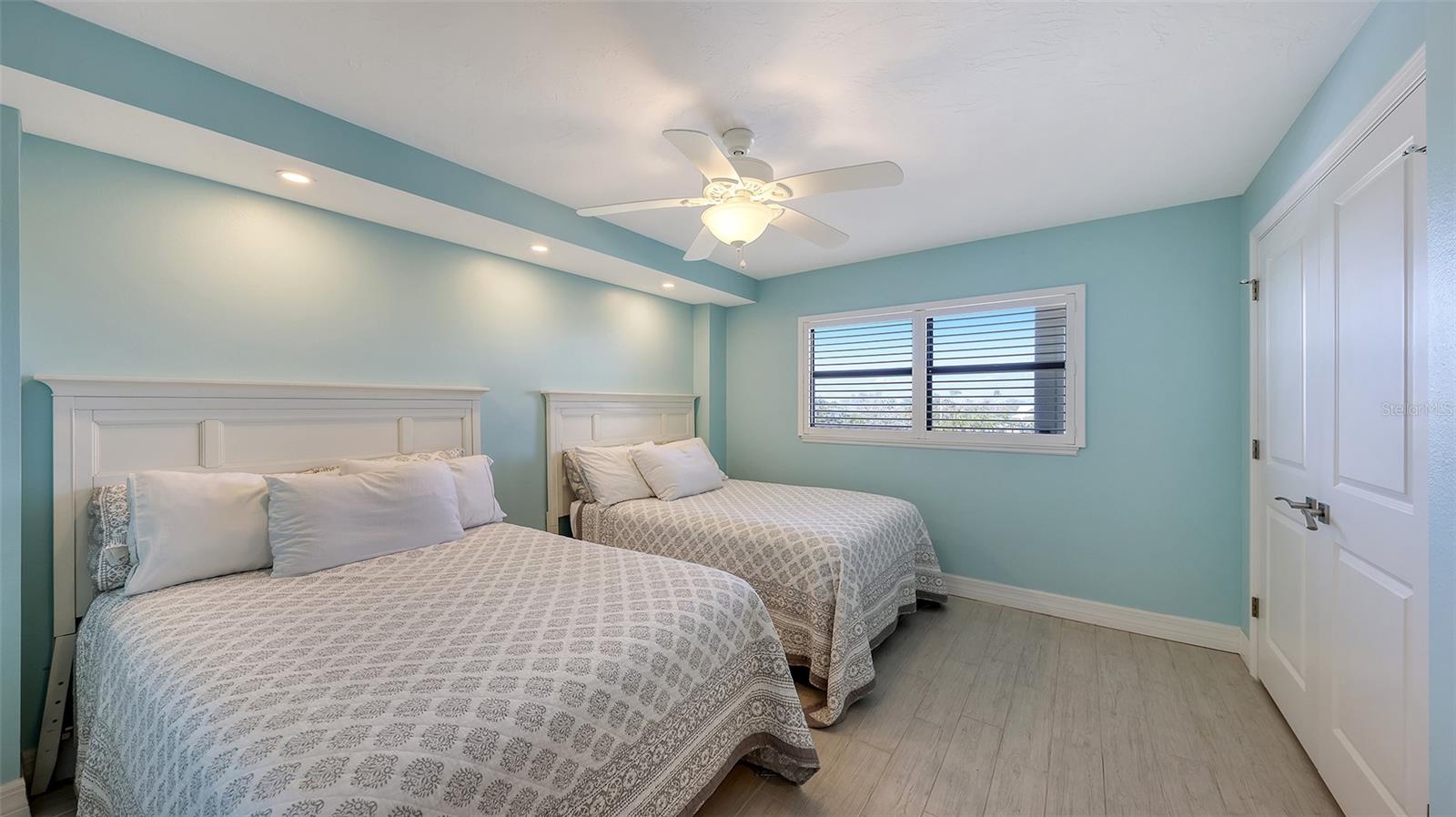 Image 19 of 76 For 5770 Midnight Pass Road 404