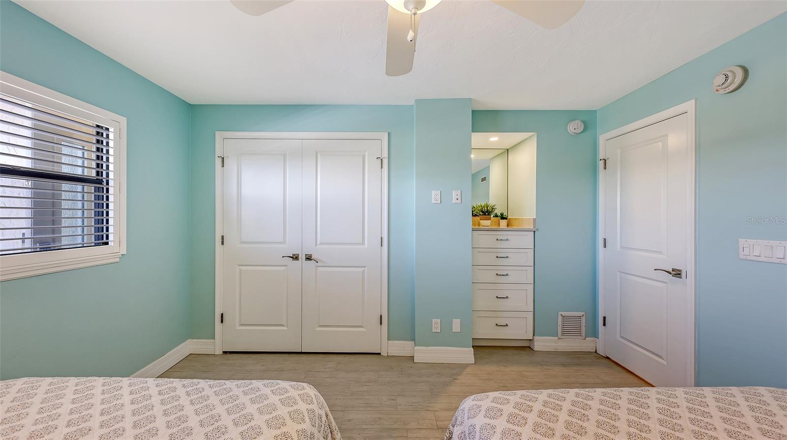 Image 20 of 76 For 5770 Midnight Pass Road 404