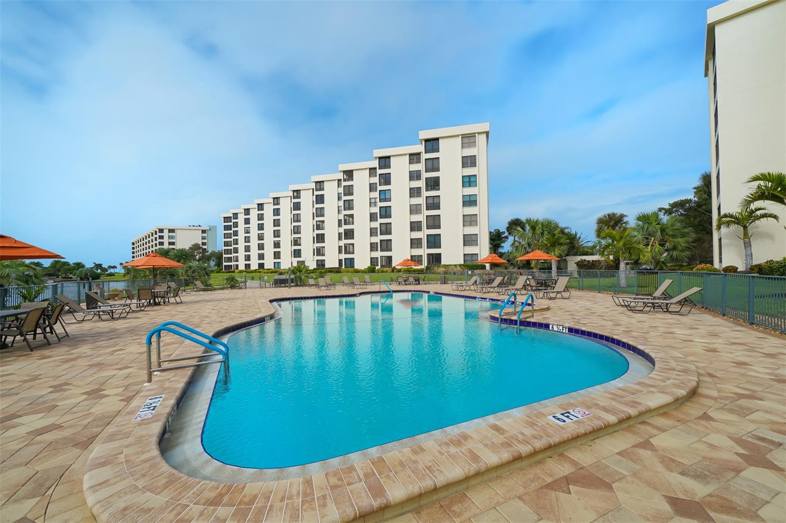 Image 34 of 76 For 5770 Midnight Pass Road 404