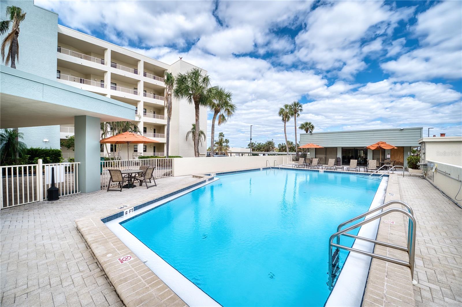 Image 38 of 76 For 5770 Midnight Pass Road 404