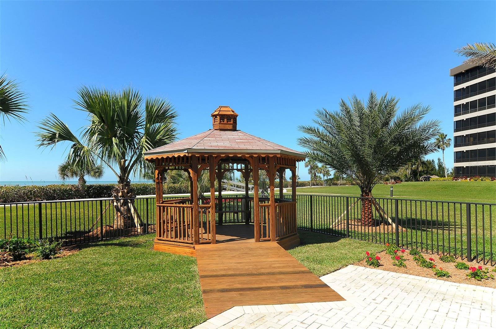 Image 49 of 76 For 5770 Midnight Pass Road 404