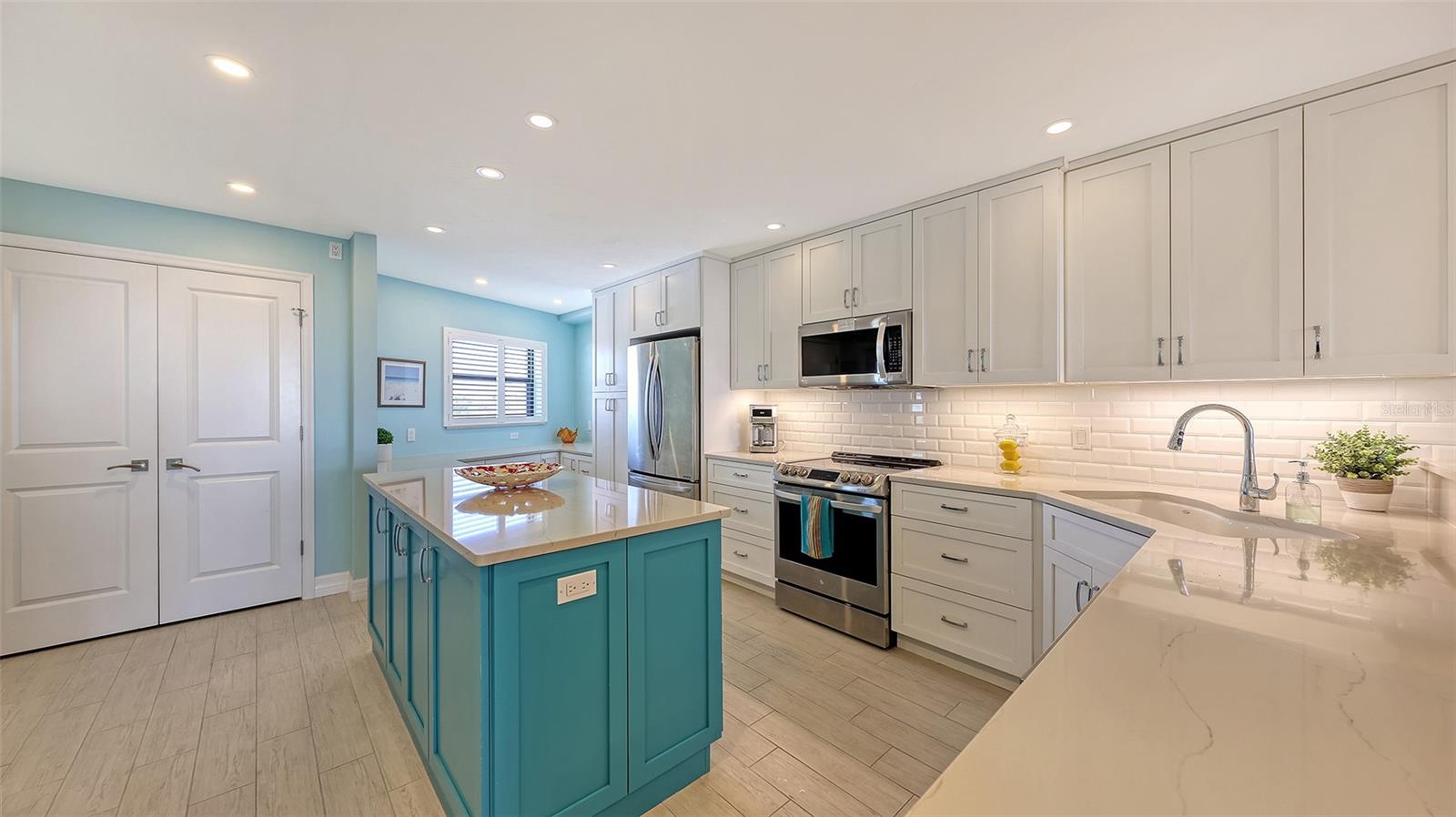 Image 5 of 76 For 5770 Midnight Pass Road 404