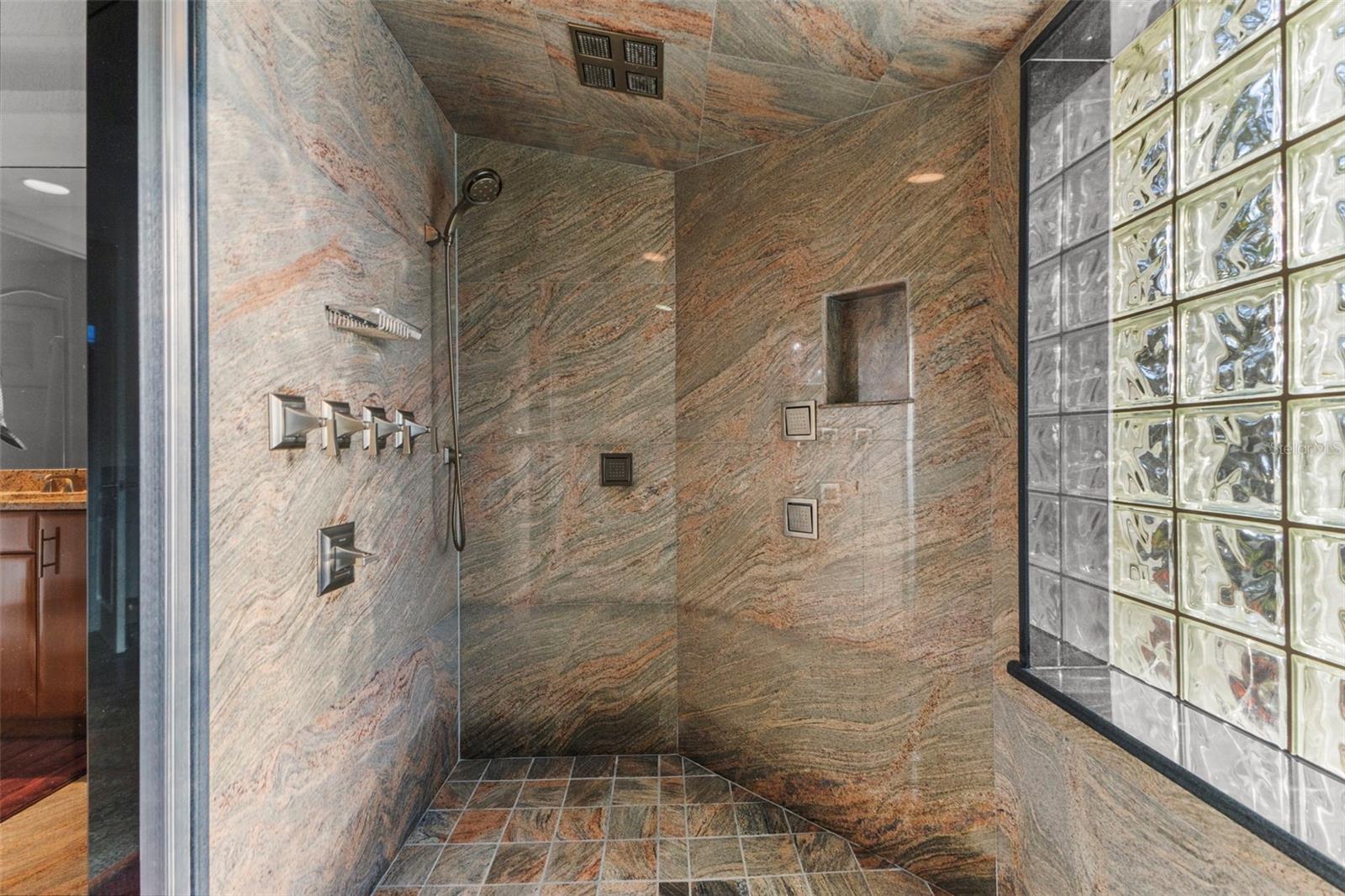 Listing photo id 27 for 530 Mac Ewen Drive