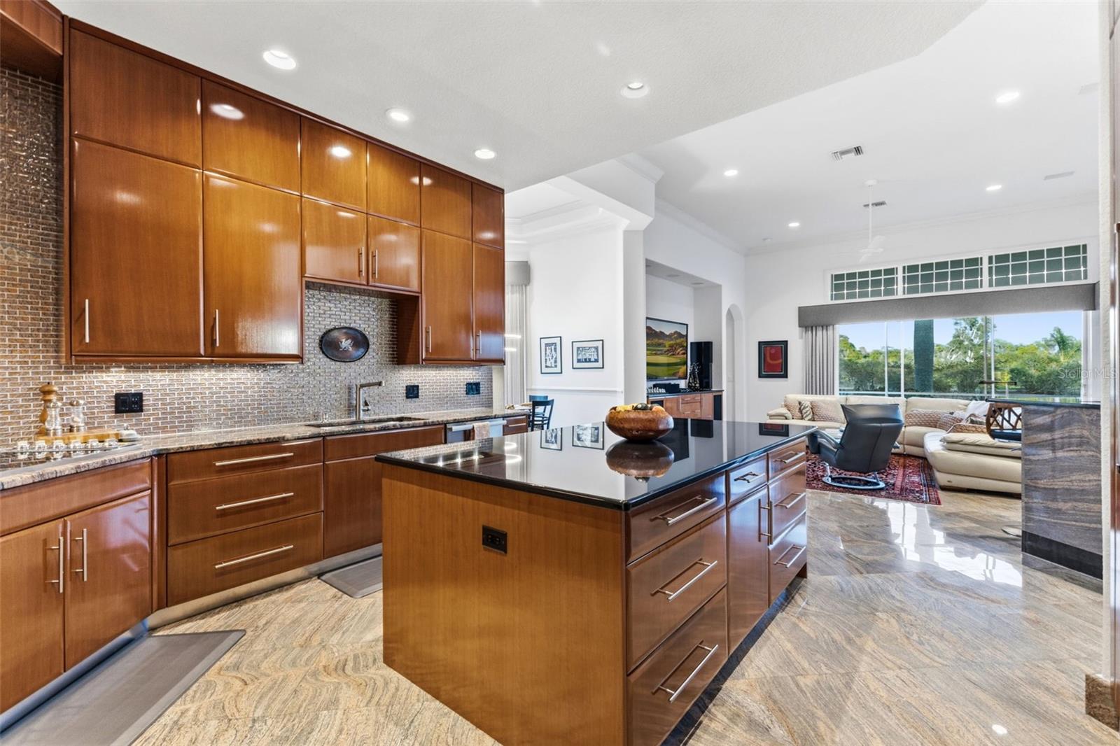 Listing photo id 3 for 530 Mac Ewen Drive