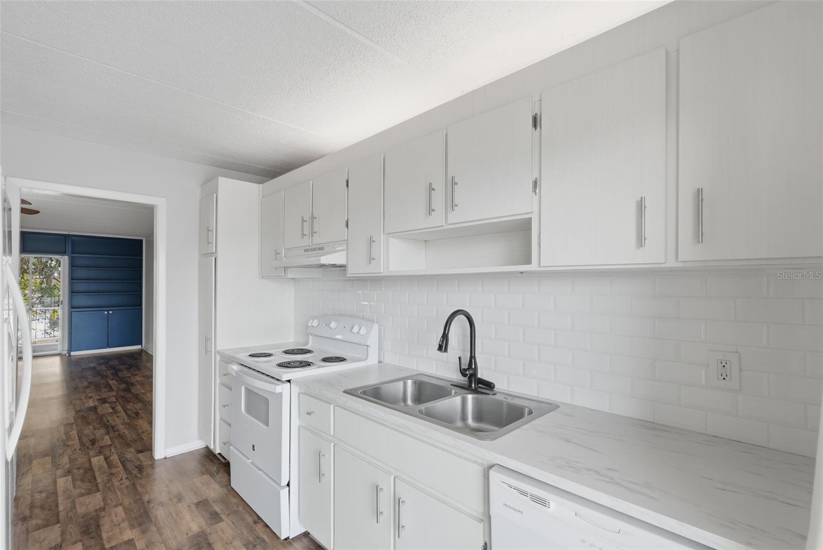 Image 3 of 21 For 4435 1st Street Ne 205