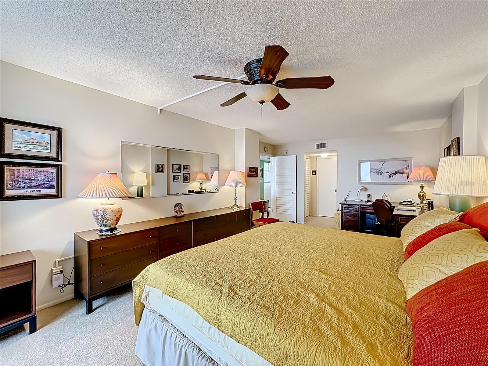 Image 26 of 52 For 6415 Midnight Pass Road 705