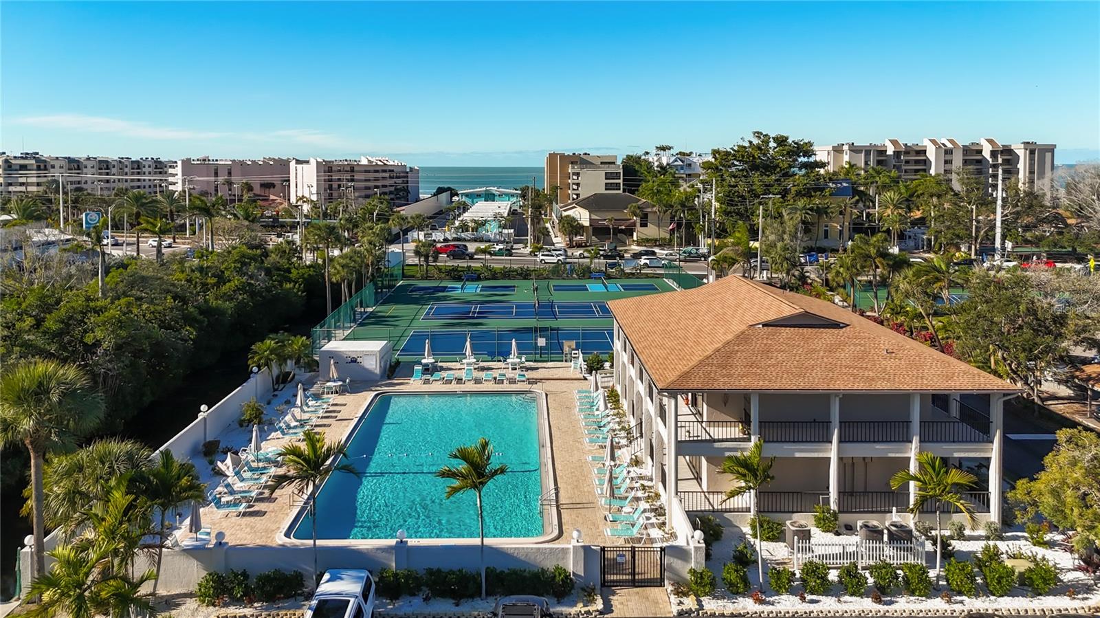 Image 39 of 52 For 6415 Midnight Pass Road 705