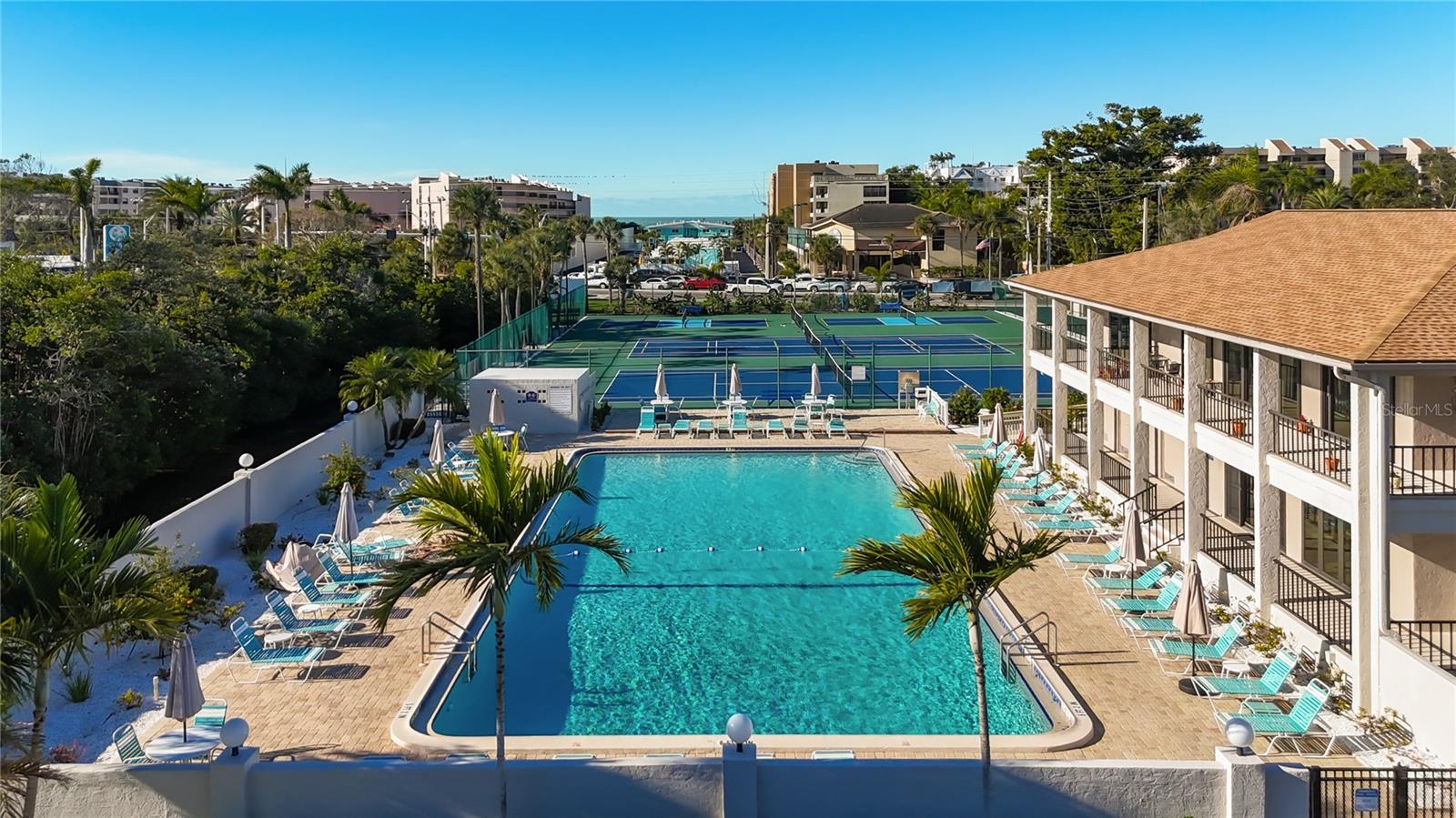 Image 40 of 52 For 6415 Midnight Pass Road 705