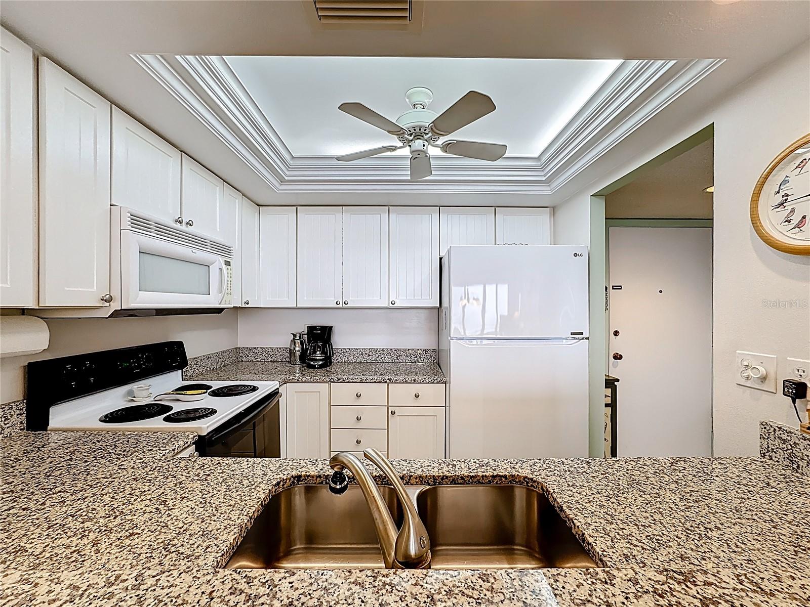 Image 7 of 52 For 6415 Midnight Pass Road 705