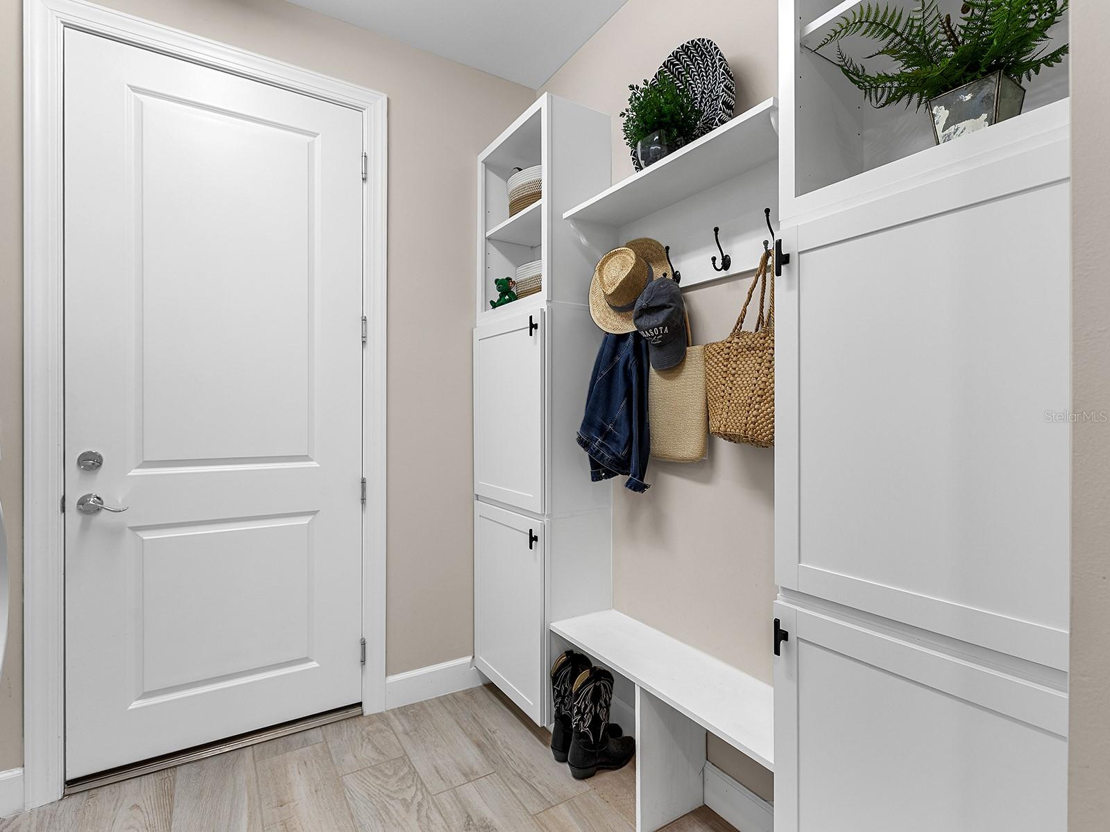 Listing photo id 37 for 716 Sigsbee Loop