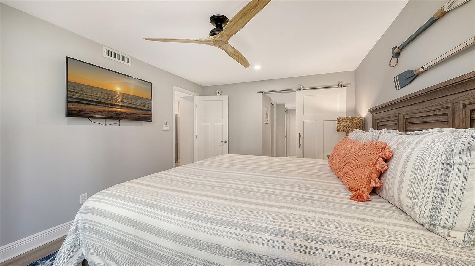 Image 24 of 84 For 5780 Midnight Pass Road 110