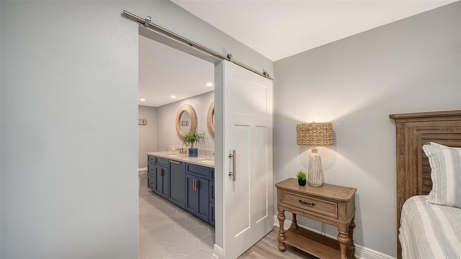 Image 25 of 84 For 5780 Midnight Pass Road 110