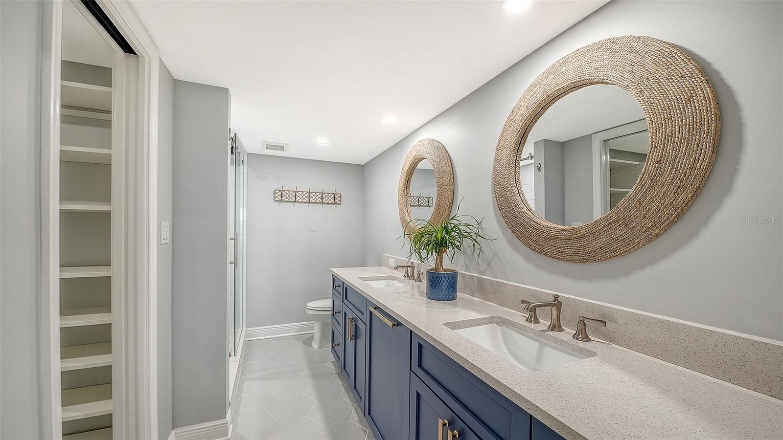 Image 26 of 84 For 5780 Midnight Pass Road 110