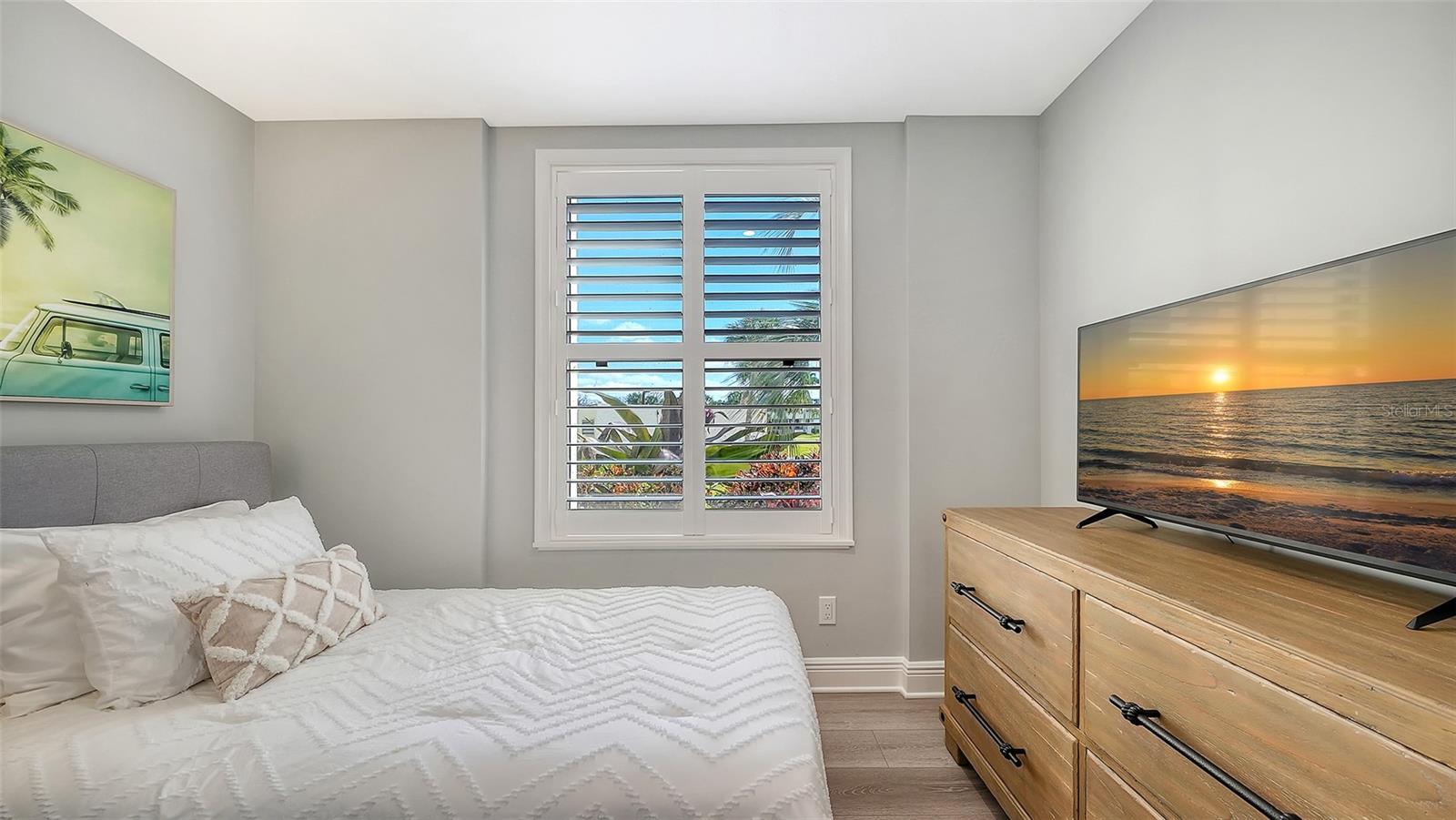 Image 33 of 84 For 5780 Midnight Pass Road 110