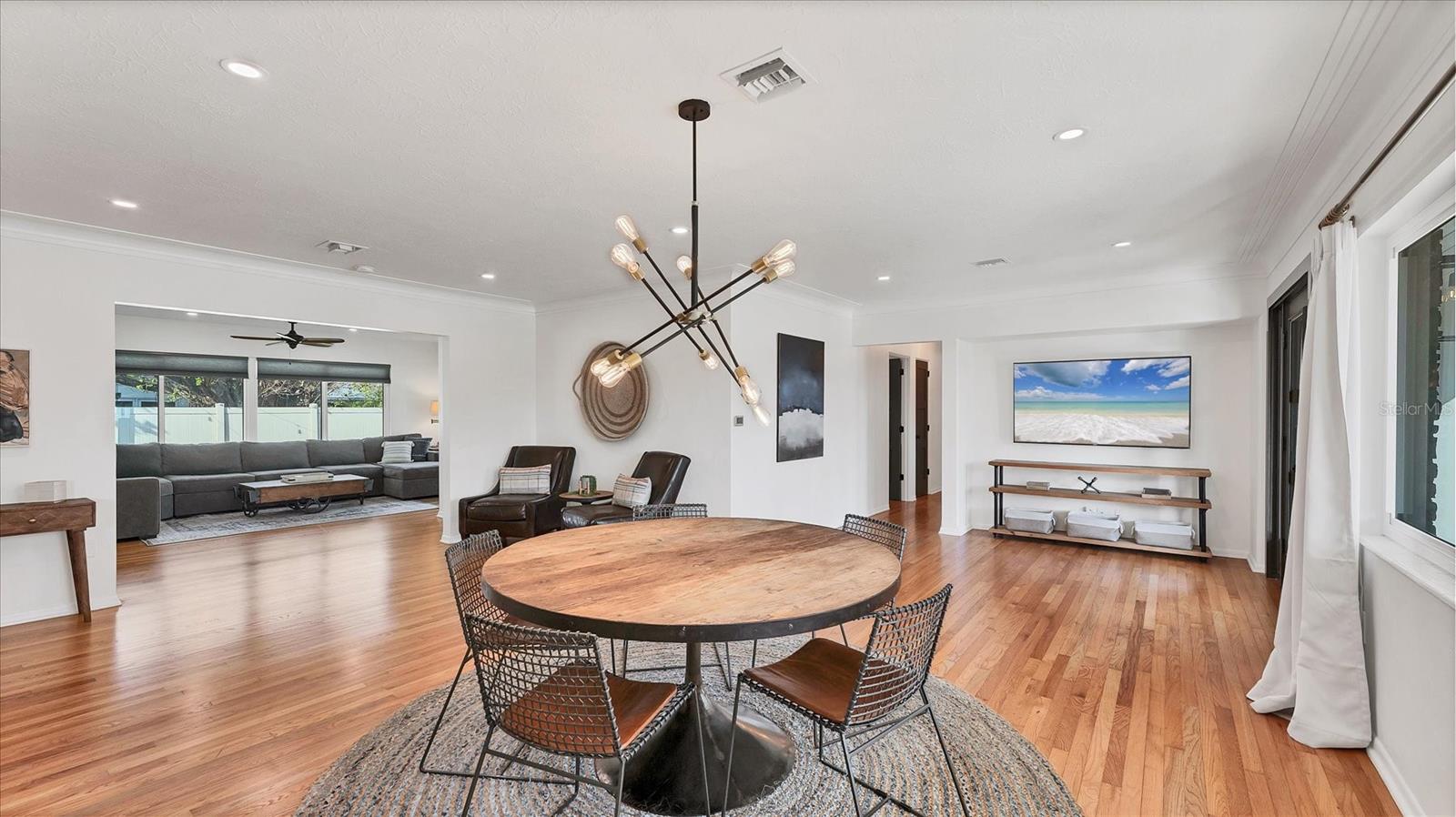 Image 18 of 59 For 2411 Valencia Drive