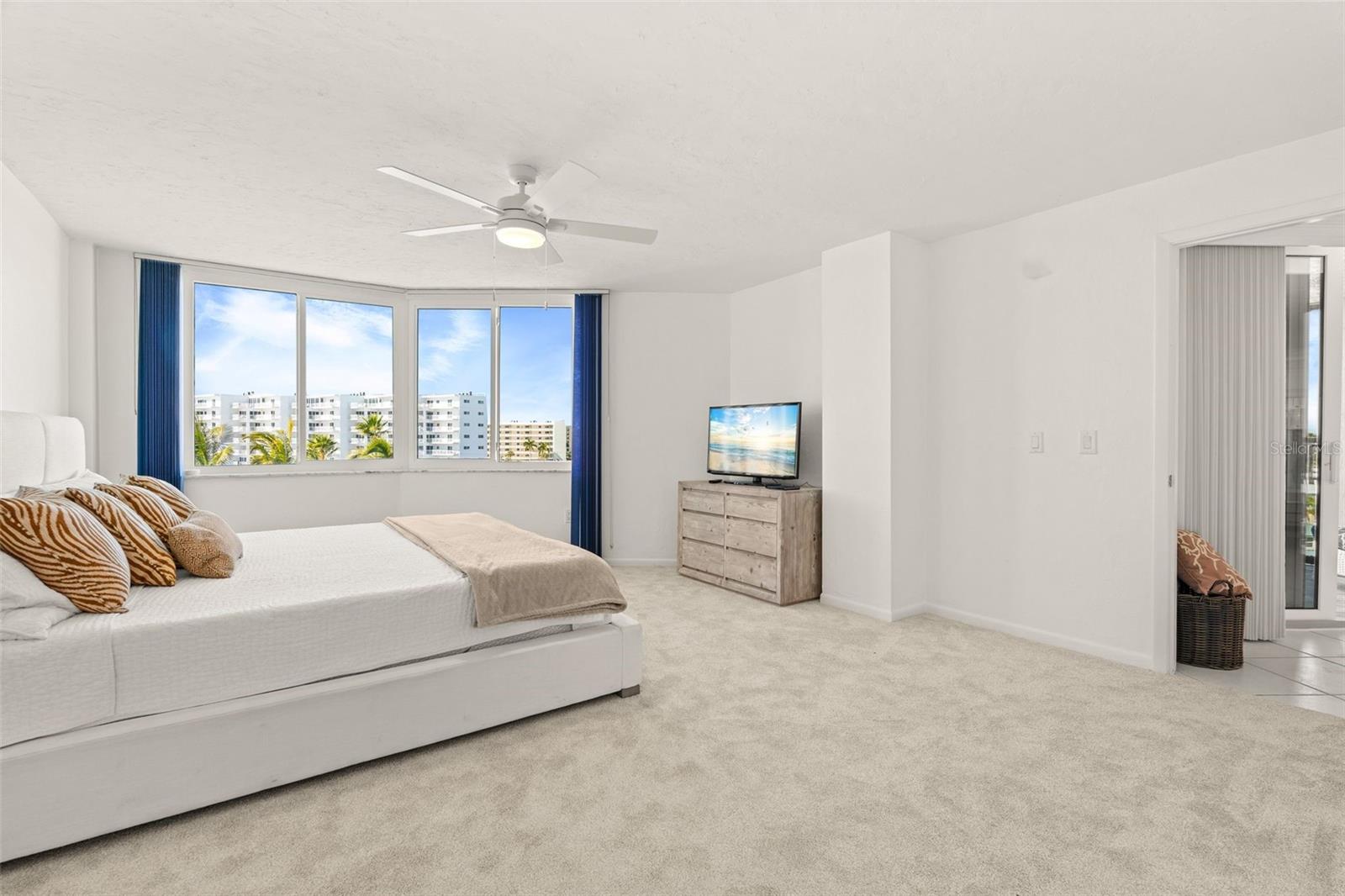 Image 31 of 69 For 5880 Midnight Pass Road 605