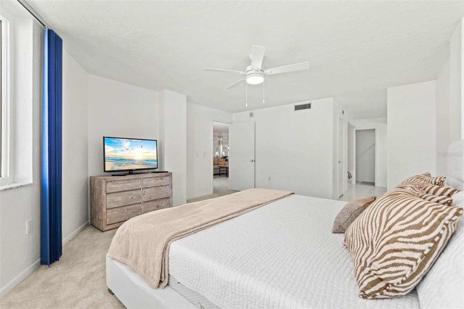 Image 33 of 69 For 5880 Midnight Pass Road 605