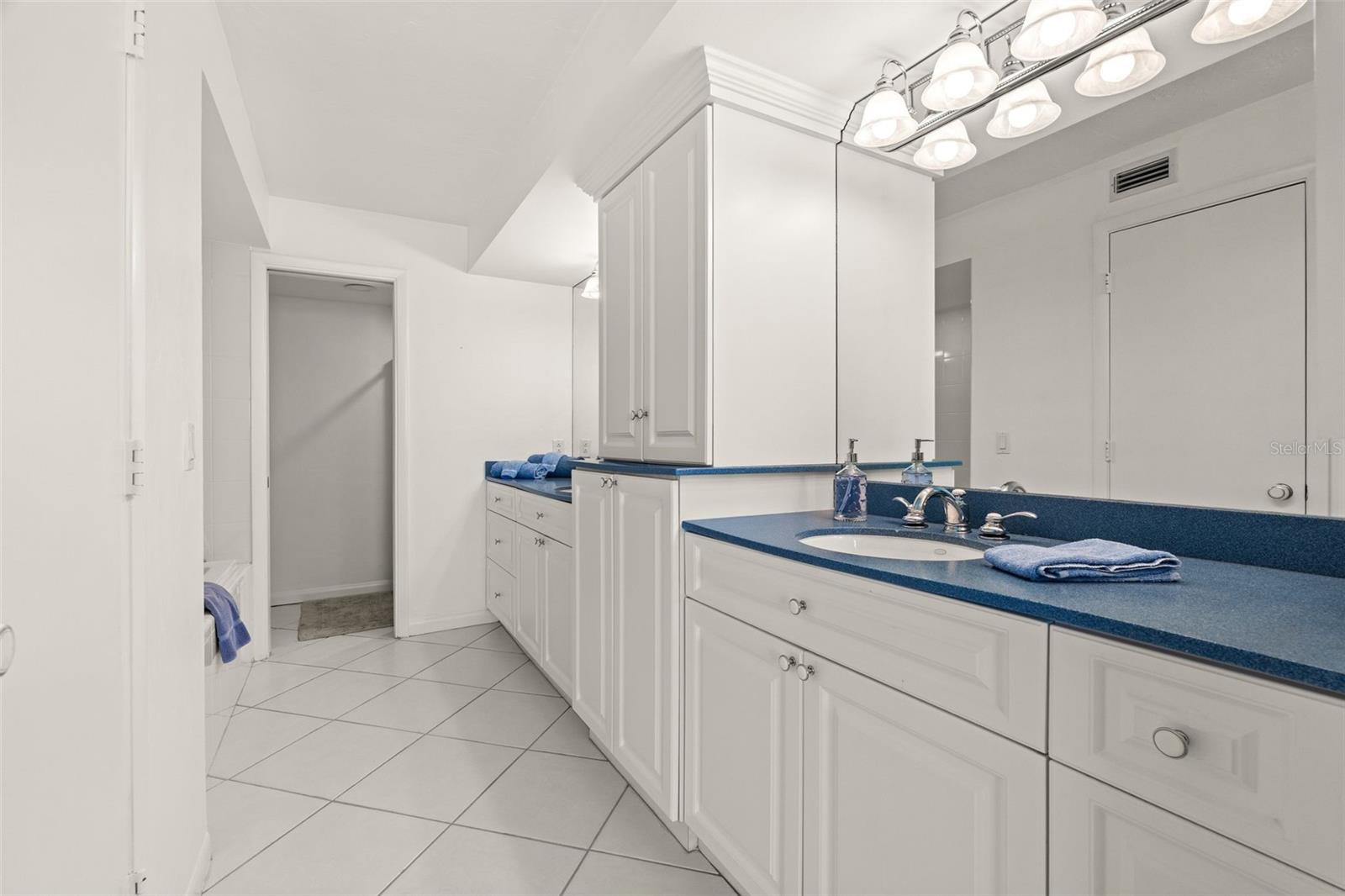 Image 35 of 69 For 5880 Midnight Pass Road 605