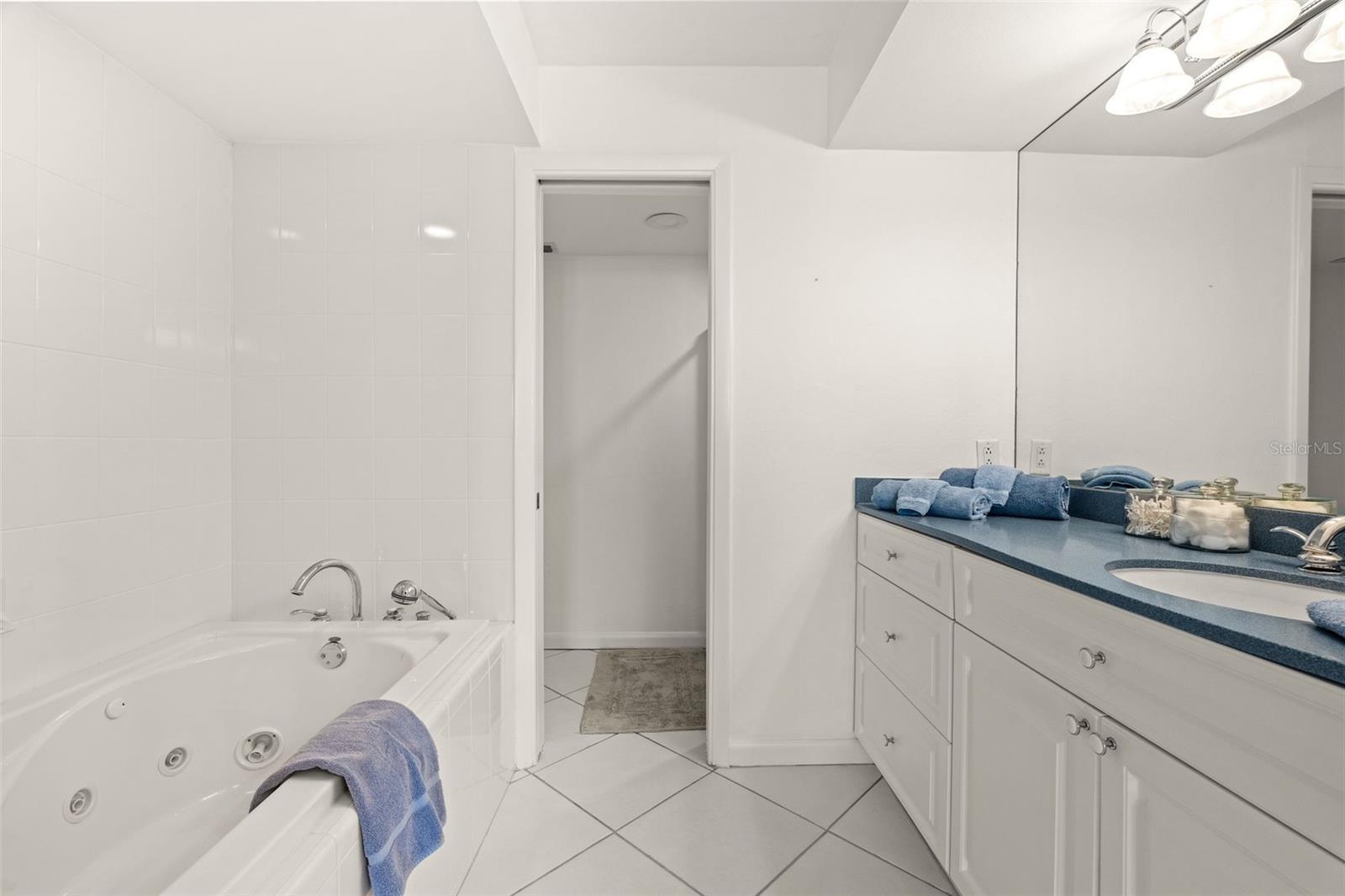 Image 36 of 69 For 5880 Midnight Pass Road 605