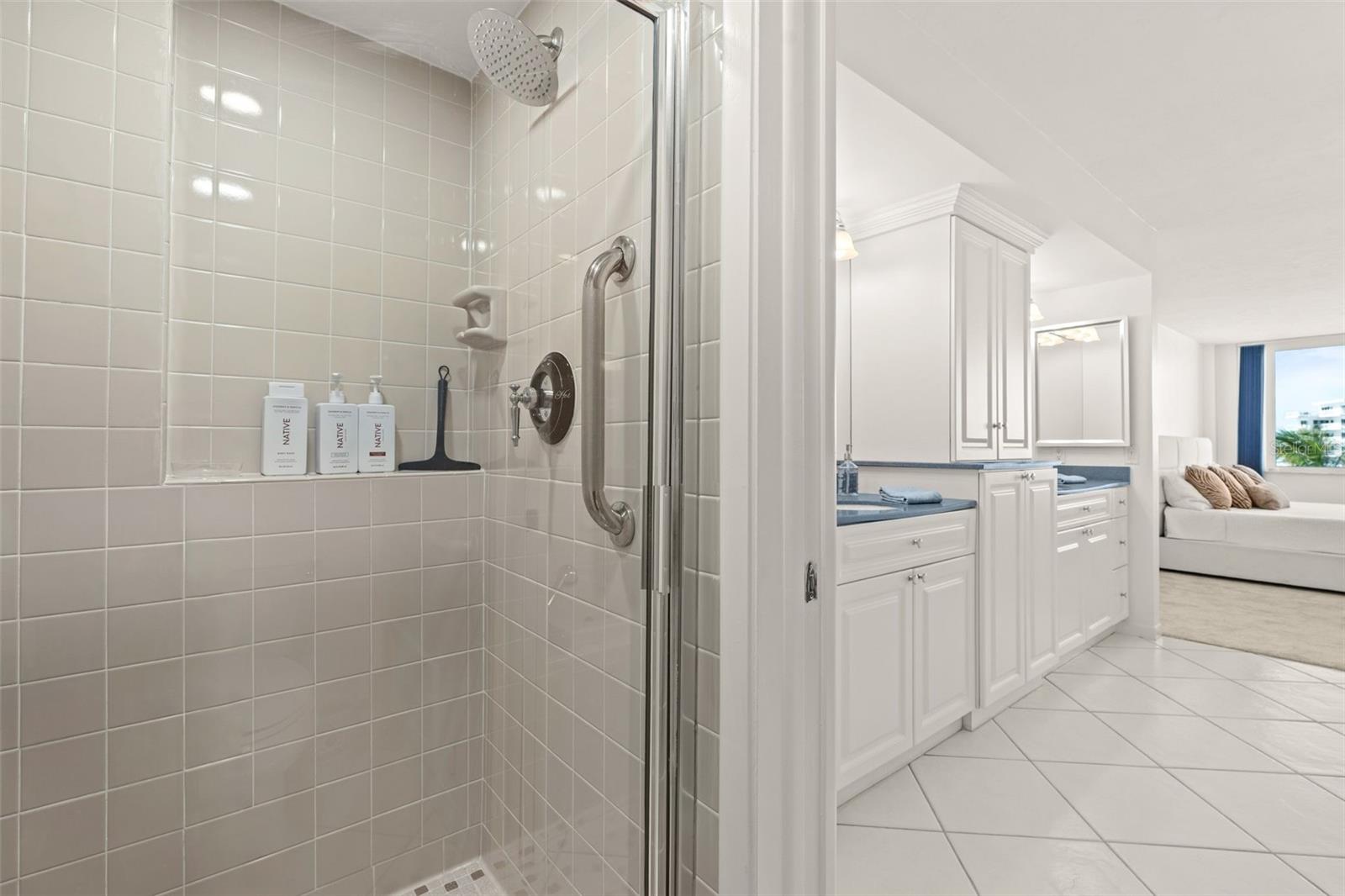 Image 37 of 69 For 5880 Midnight Pass Road 605