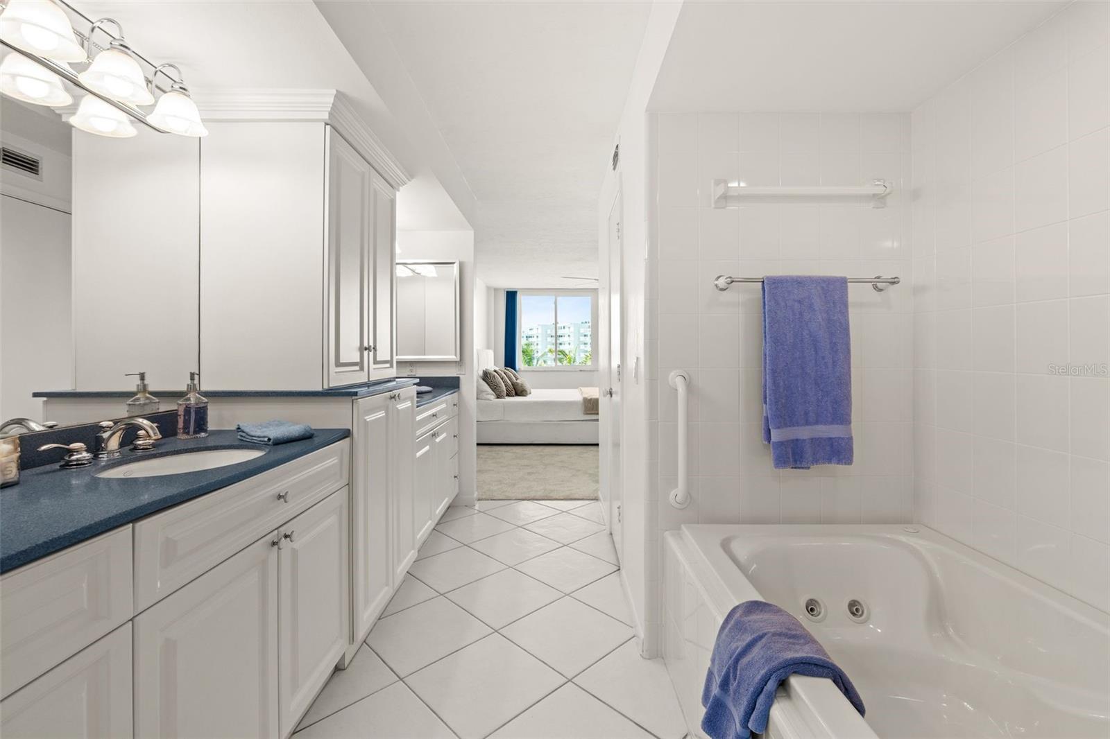 Image 38 of 69 For 5880 Midnight Pass Road 605