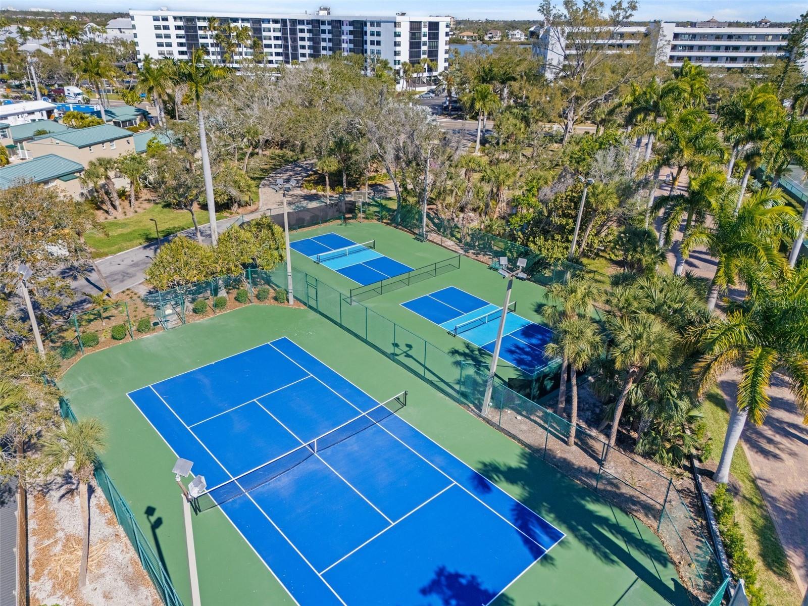 Image 52 of 69 For 5880 Midnight Pass Road 605