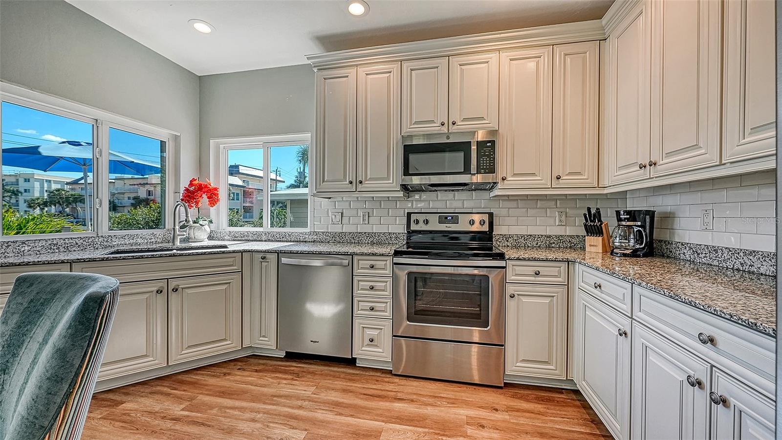 Listing photo id 11 for 5610 Avenida Del Mare