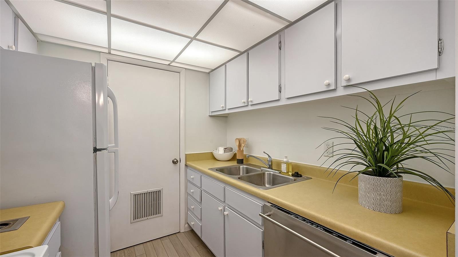 Image 13 of 34 For 3201 Beneva Road 204