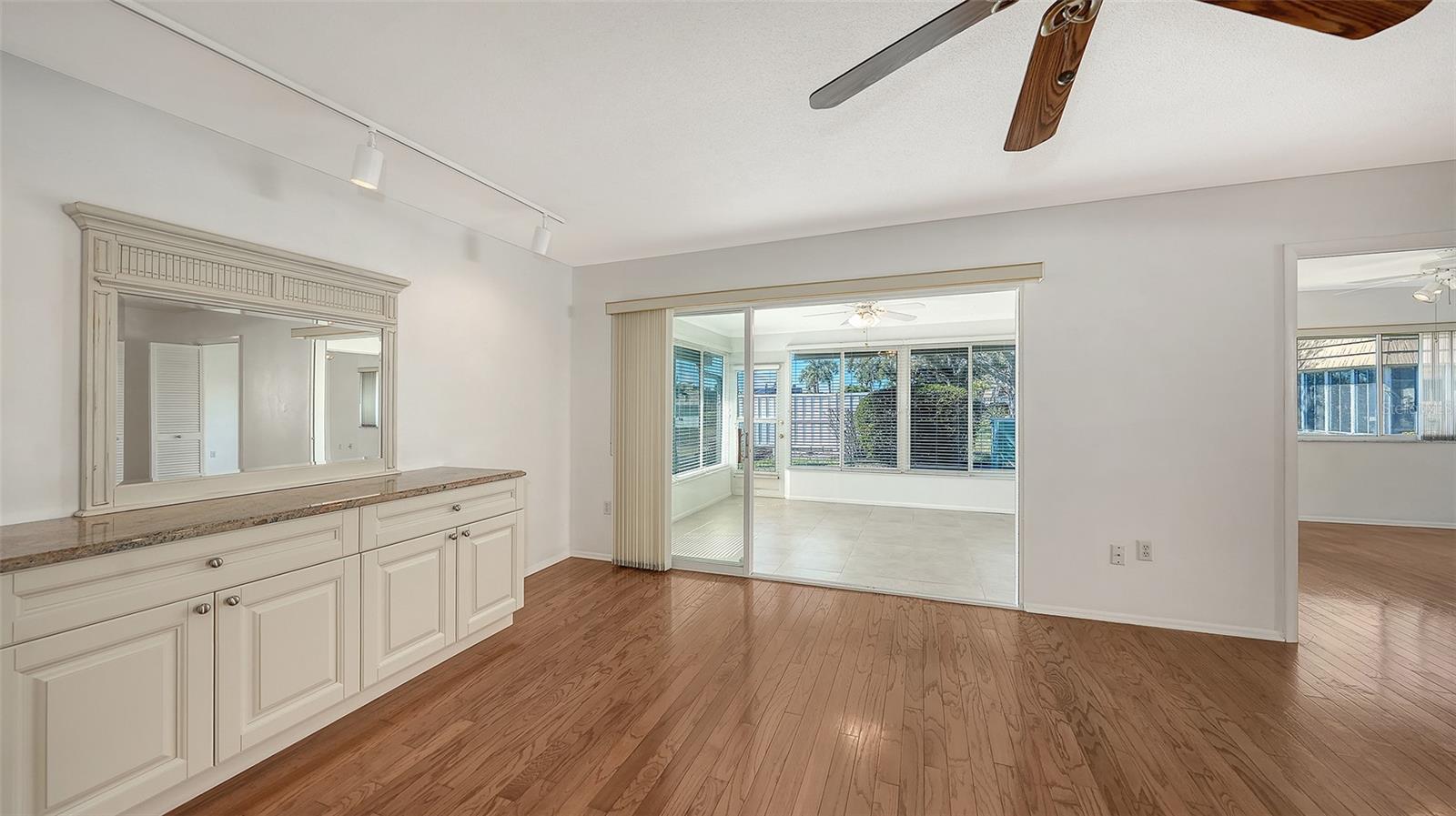 Image 6 of 39 For 2603 Riverbluff Parkway V141