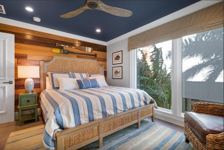 Listing photo id 13 for 110 10th Street S