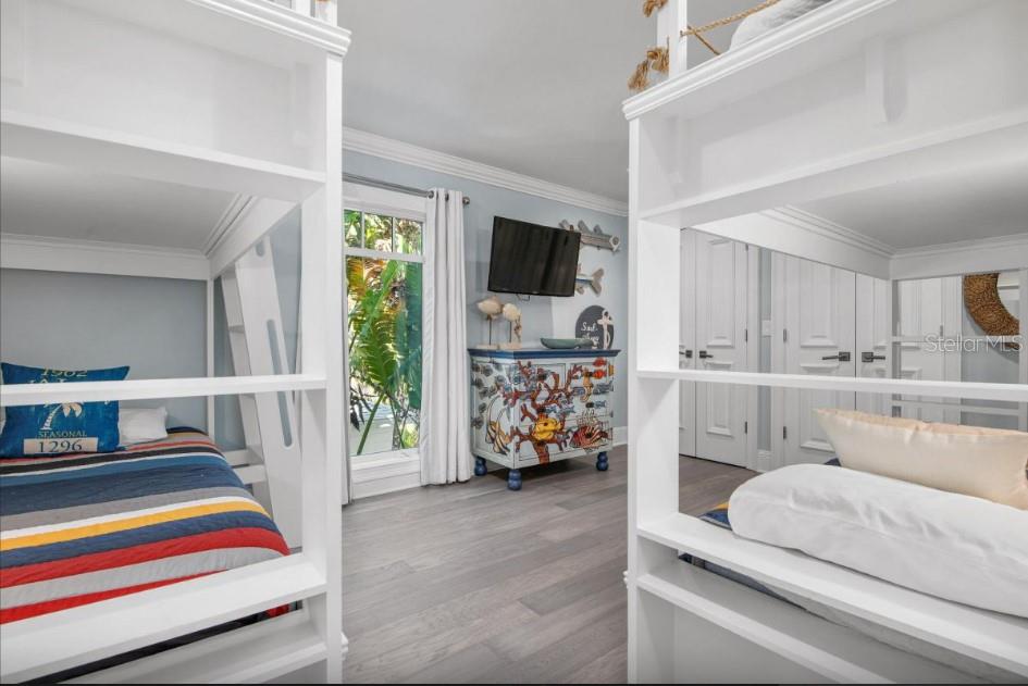 Listing photo id 15 for 110 10th Street S