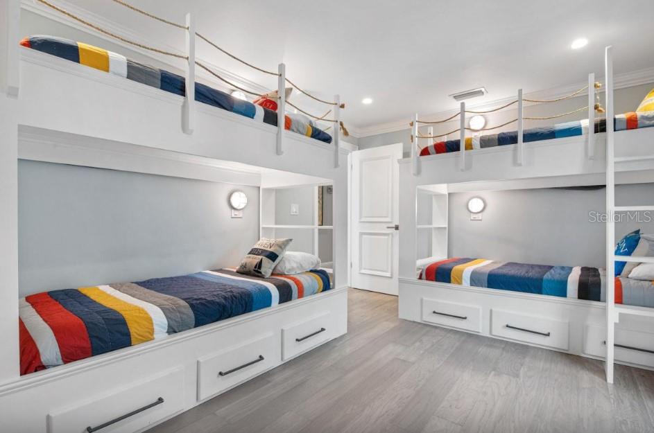 Listing photo id 16 for 110 10th Street S