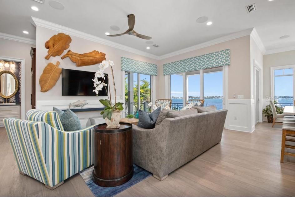 Listing photo id 1 for 110 10th Street S