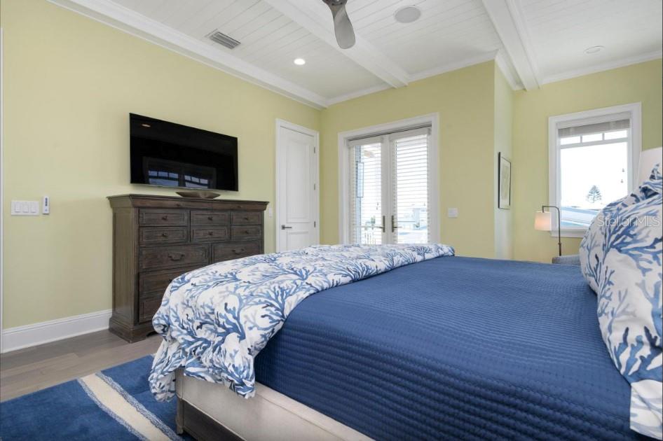 Listing photo id 51 for 110 10th Street S