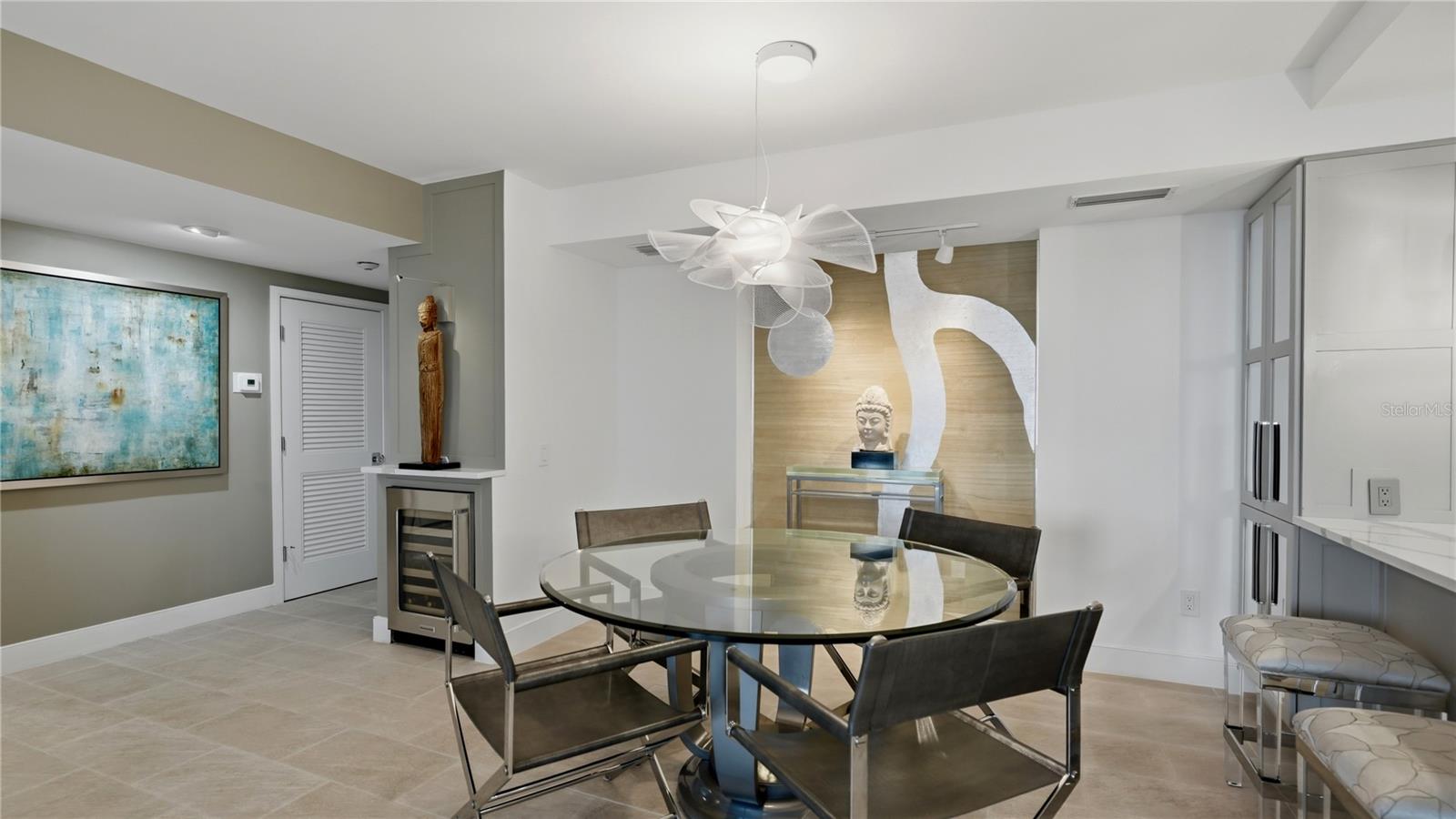 Listing photo id 1 for 1212 Benjamin Franklin Drive 907